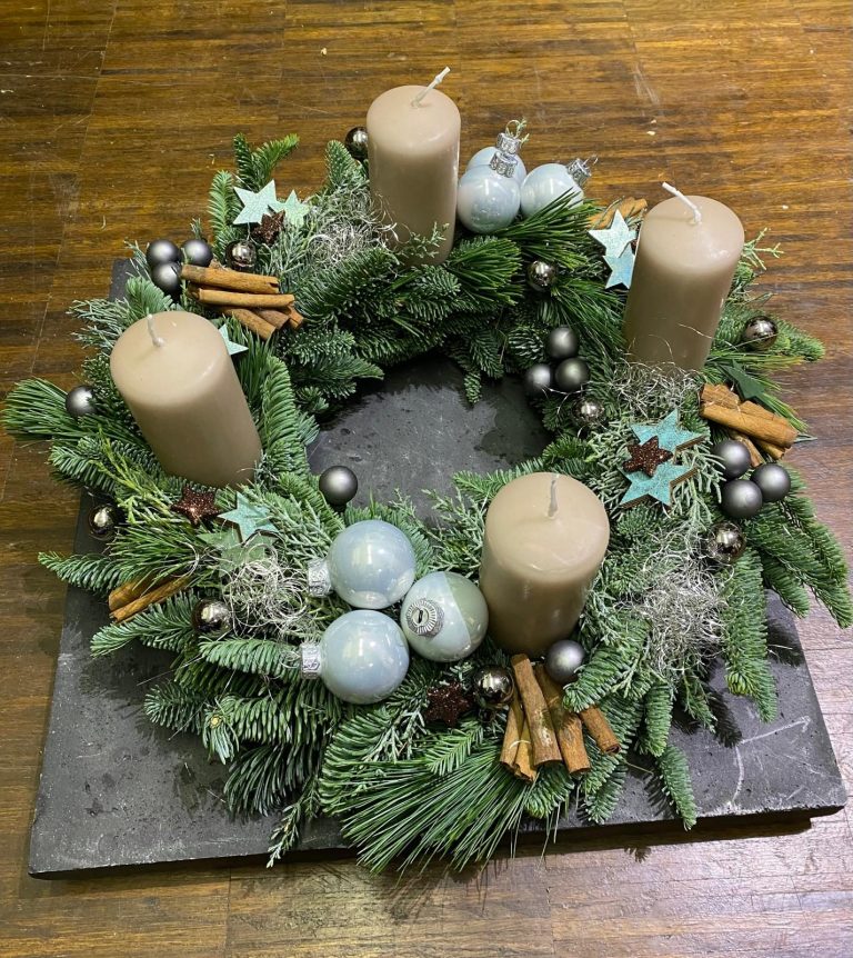 Adventskranzbinden 23.11.2024 Tannenzweige mit rotem und goldenem Weihnachtsschmuck