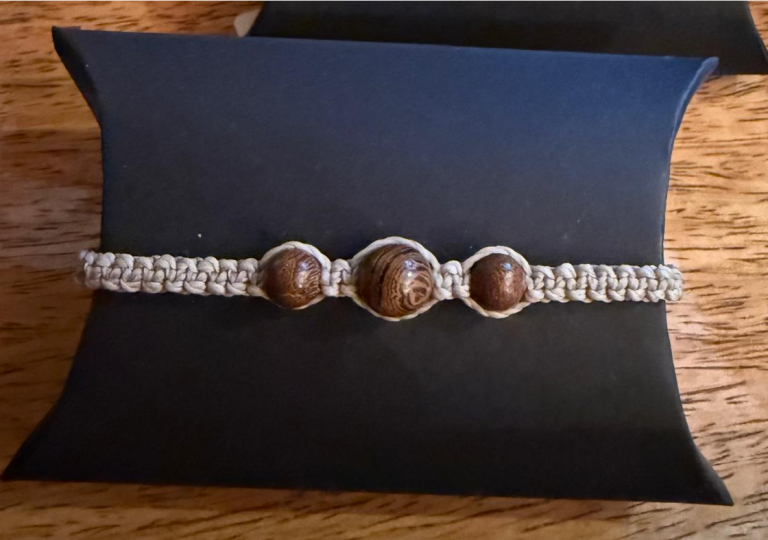 Tannenzweige mit rotem und goldenem Weihnachtsschmuck