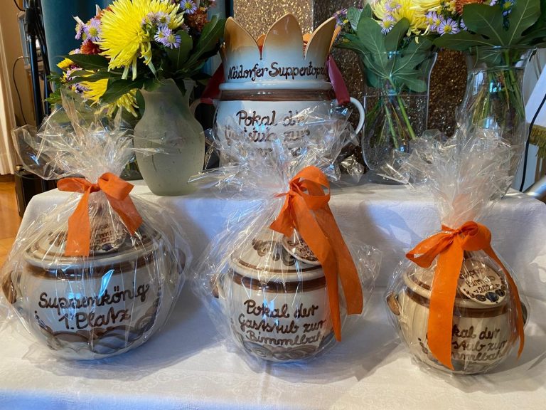 Tannenzweige mit rotem und goldenem Weihnachtsschmuck