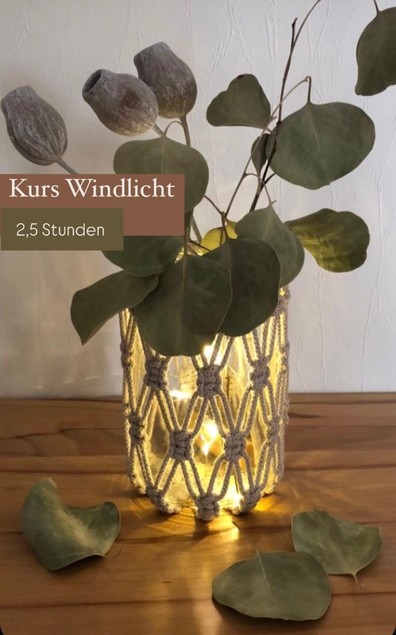 Adventskranzbinden 23.11.2024 Tannenzweige mit rotem und goldenem Weihnachtsschmuck