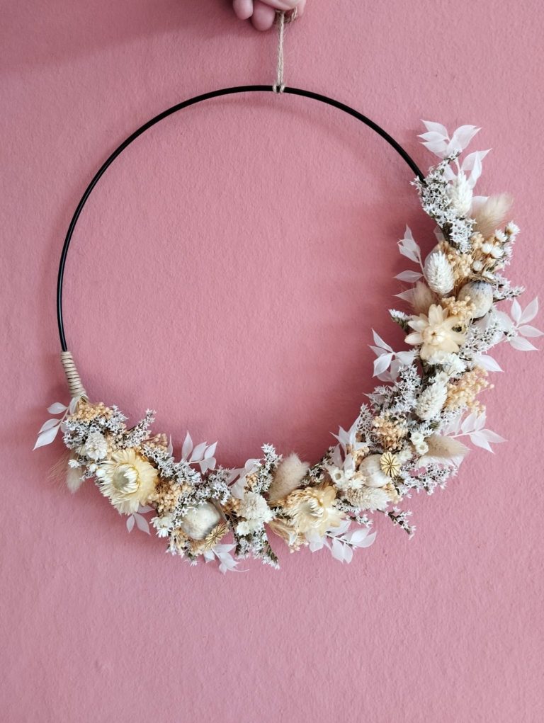 Tannenzweige mit rotem und goldenem Weihnachtsschmuck